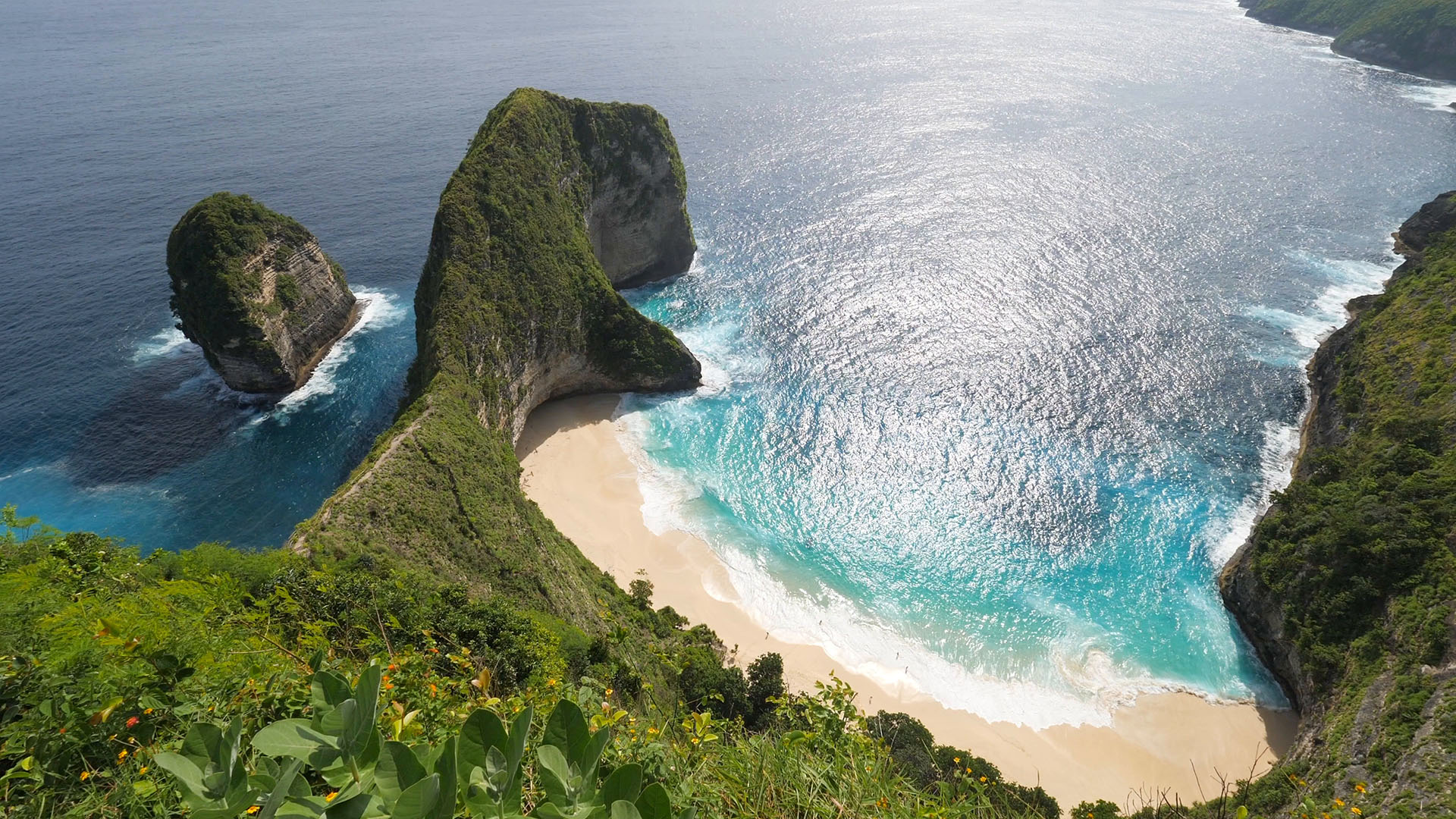 Dramatic ocean cliffs and turquoise water in Bali